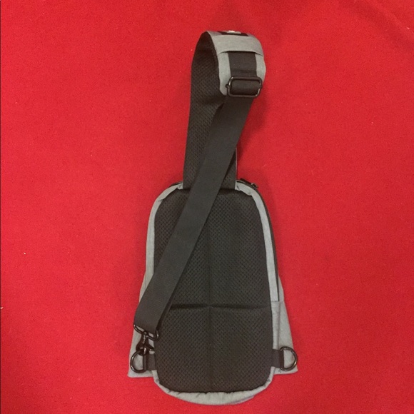 NWOT Gray lightweight unisex sling crossbody bag - Picture 6 of 6